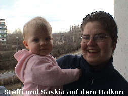 Steffi und Saskia auf dem Balkon